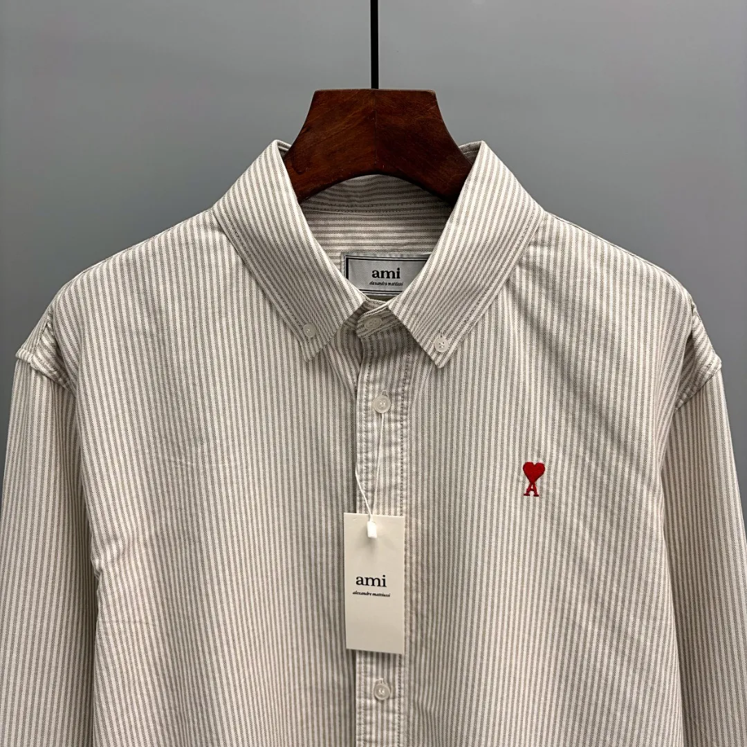 P210 Ralph Lauren/Ralph Lauren cow-like striped embroidered shirt is made of 100% cotton Oxford fabric. The 100% cotton material makes it very breathable. It is comfortable to wear and not easy to sweat. It has a loose fit and has a three-dimensional upper body. The lines are smooth and natural. From the shoulder line to the waistline and then to the hem, the line transition is smooth. There are no unnecessary folds or accumulation. The whole body is neat and stretched. The chest is embellished with the iconic love embroidery. Simple but highly recognizable. The color transition of the embroidery thread is natural. The stitches are even and uniform in size. The stitches can also connect naturally and the lines are smooth and not stiff. Size: S M L XL